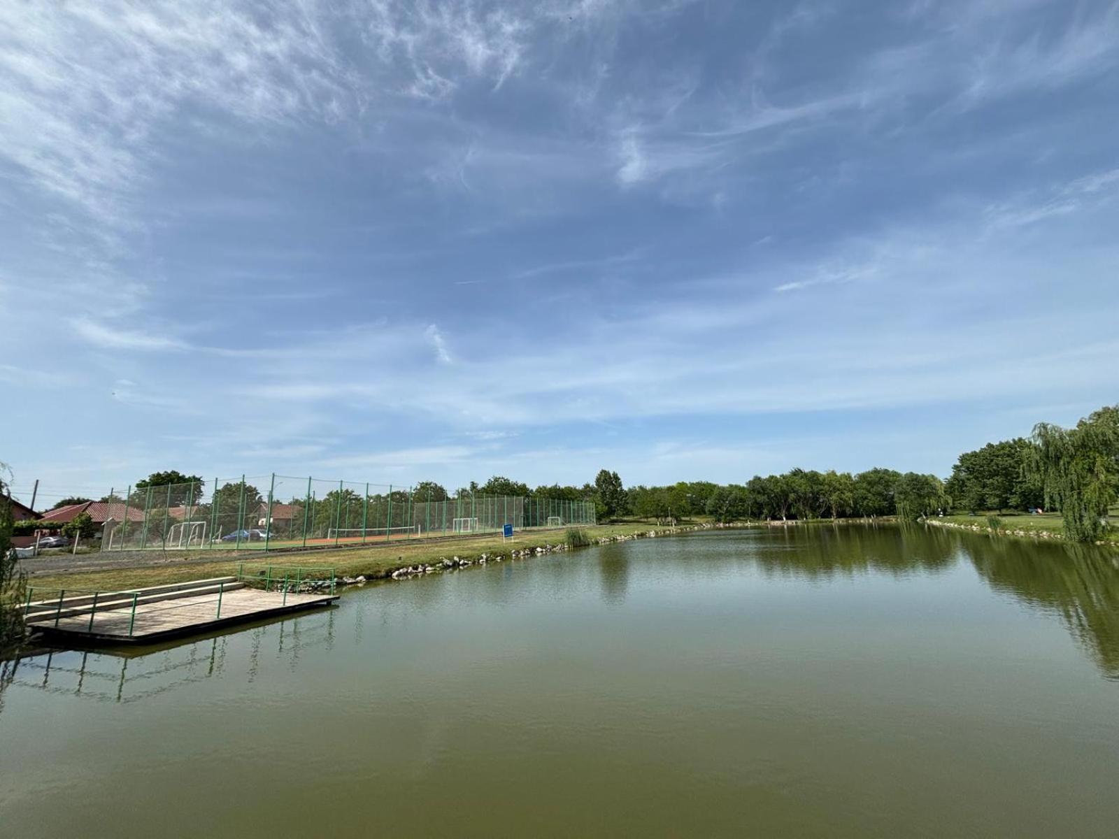 Conacul De Pe Lac Sagu Esterno foto